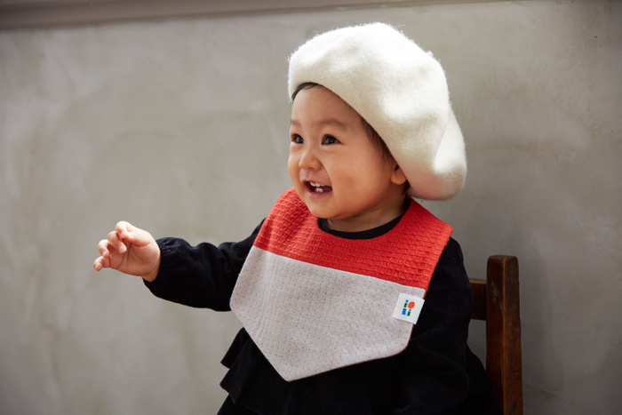 スタイ(約 14&times;20cm)はリバーシブル仕様。