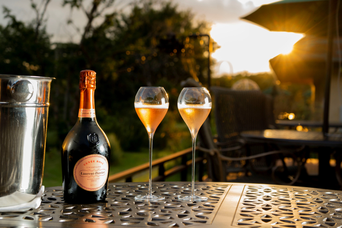 ▲淡路島の山々に沈む夕日を眺めながら、少しのお酒とおつまみを愉しむアペリティフ