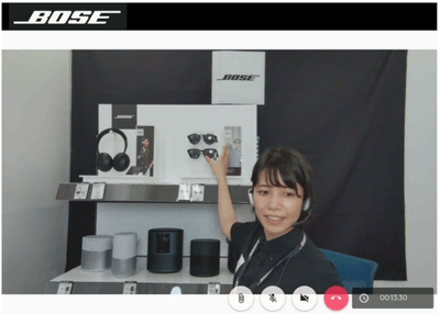 オペレーターが専用のスタジオから製品について説明します