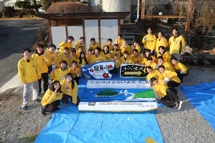 ベンチと看板が完成