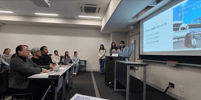 学生が東大阪観光協会会長ら審査員へプレゼンする様子