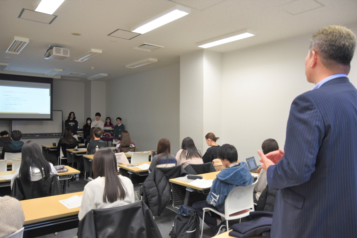 「＋&alpha;」案について質問するATグループの担当者