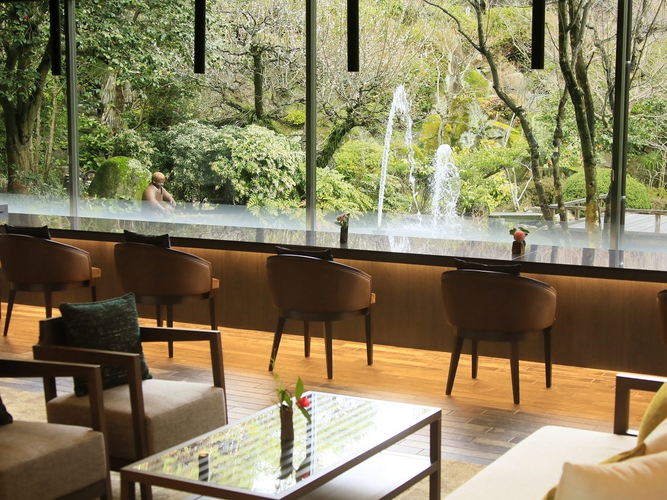 四季の移ろいを愉しむ ＜ロビーラウンジ＞