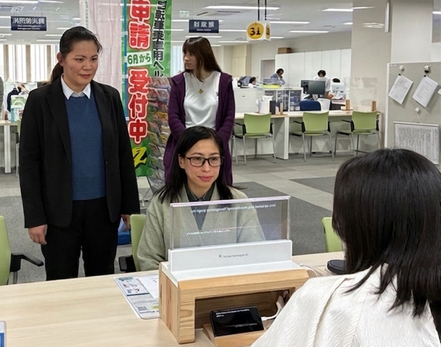 翻訳機でコミュニケーションを取る様子