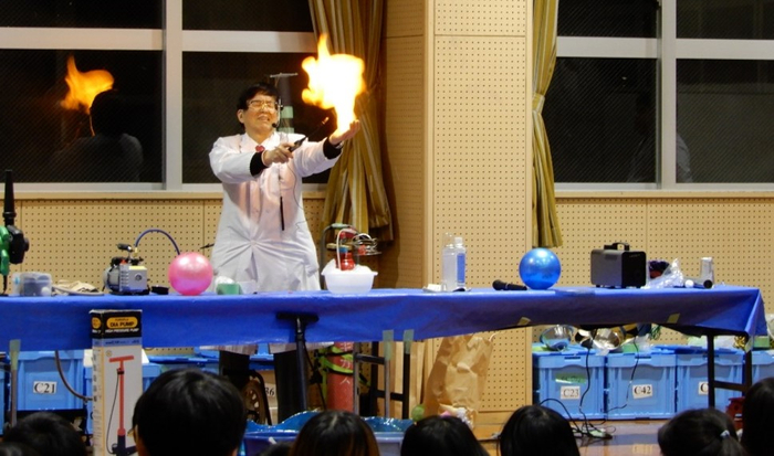 過去に開催したサイエンススクールでの実験の様子