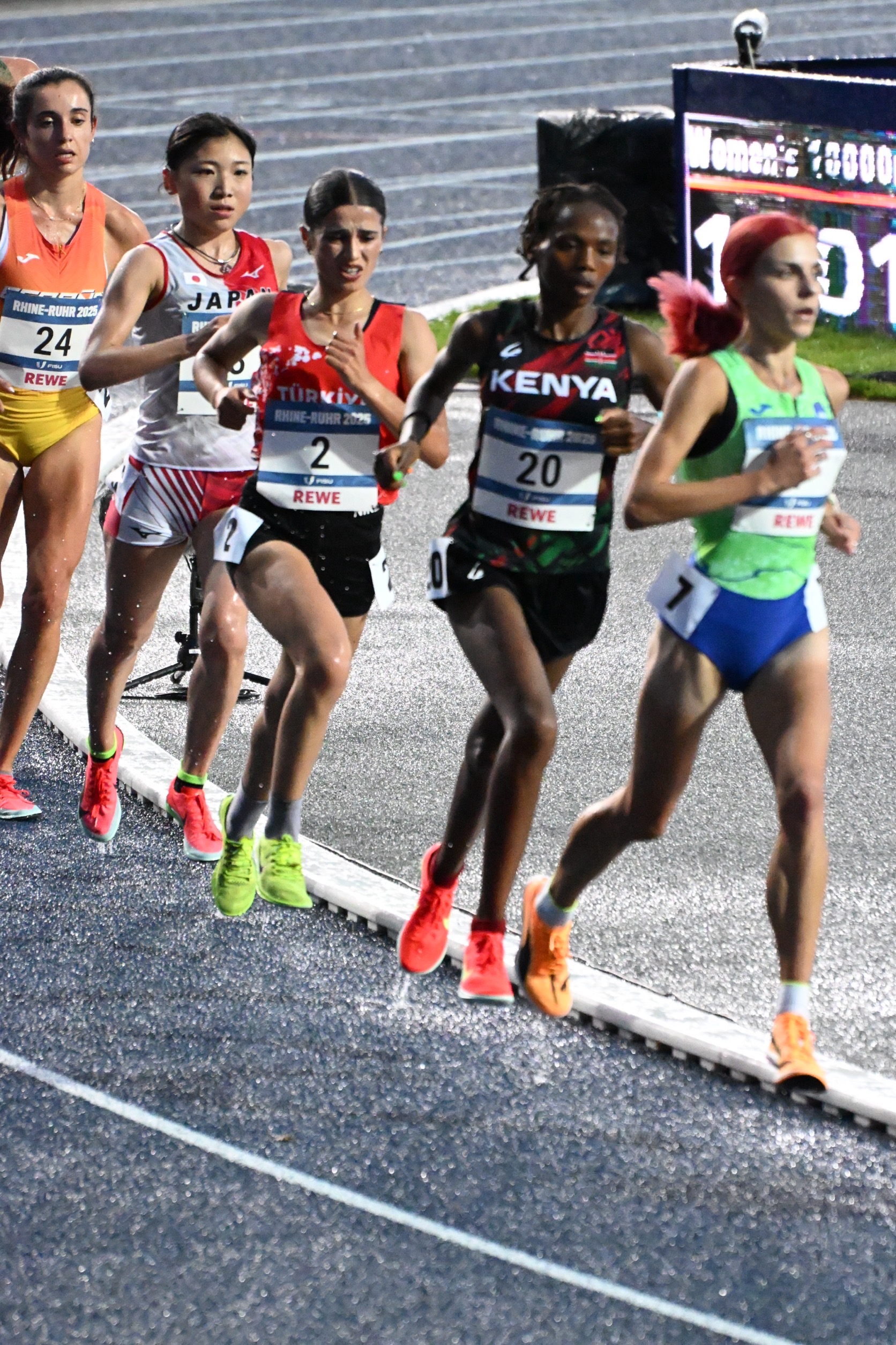 4位に入賞した細見選手（右から4人目）
