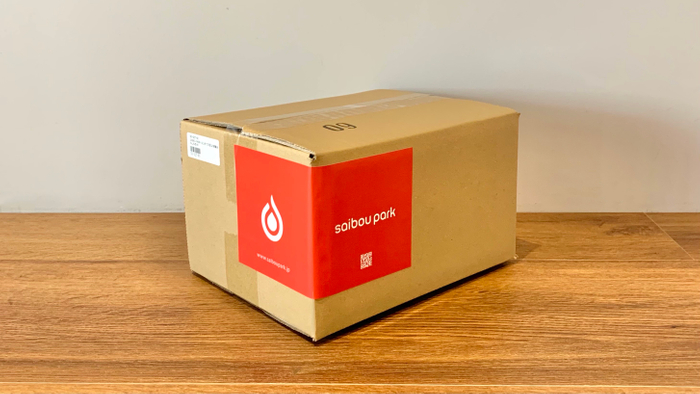 ブランドロゴが印象的な限定ボックスでのお届け