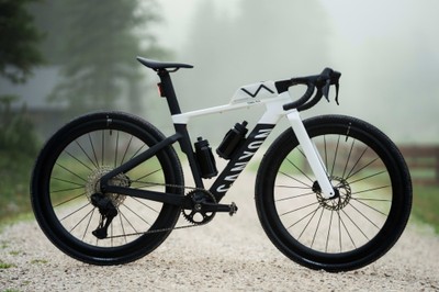 第3世代となる新型グレイル。最大57mm幅のタイヤに対応し、グラベルレースでの走破性と速度を両立させています。