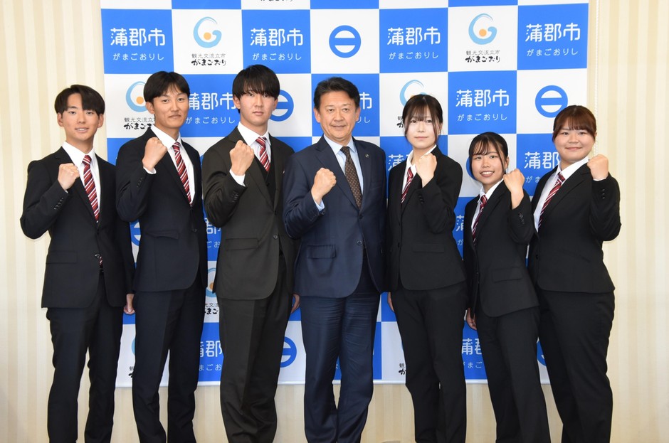 鈴木市長(中央)を表敬したヨット部の世界大会出場メンバー