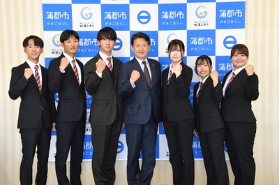 鈴木市長(中央)を表敬したヨット部の世界大会出場メンバー