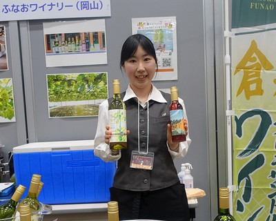 卒業生の宗海さんは自分が商品化を手掛けたジンジャーリッチワイン（右側）もＰＲ