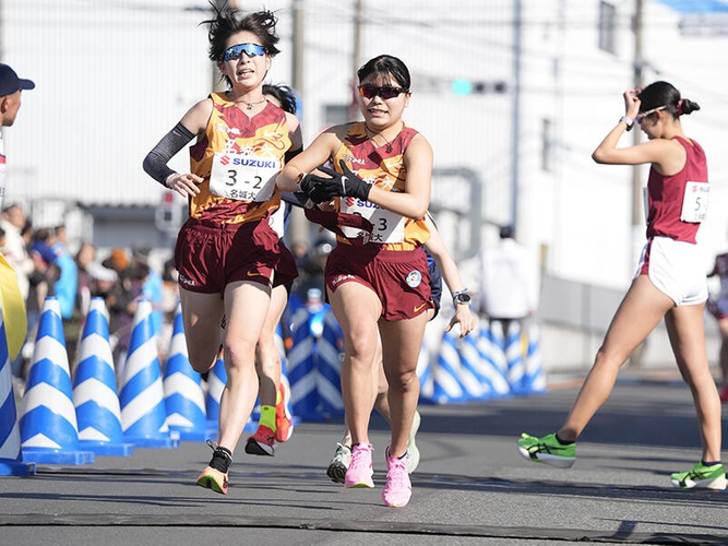 2区 大河原選手から3区 石松選手への襷リレー