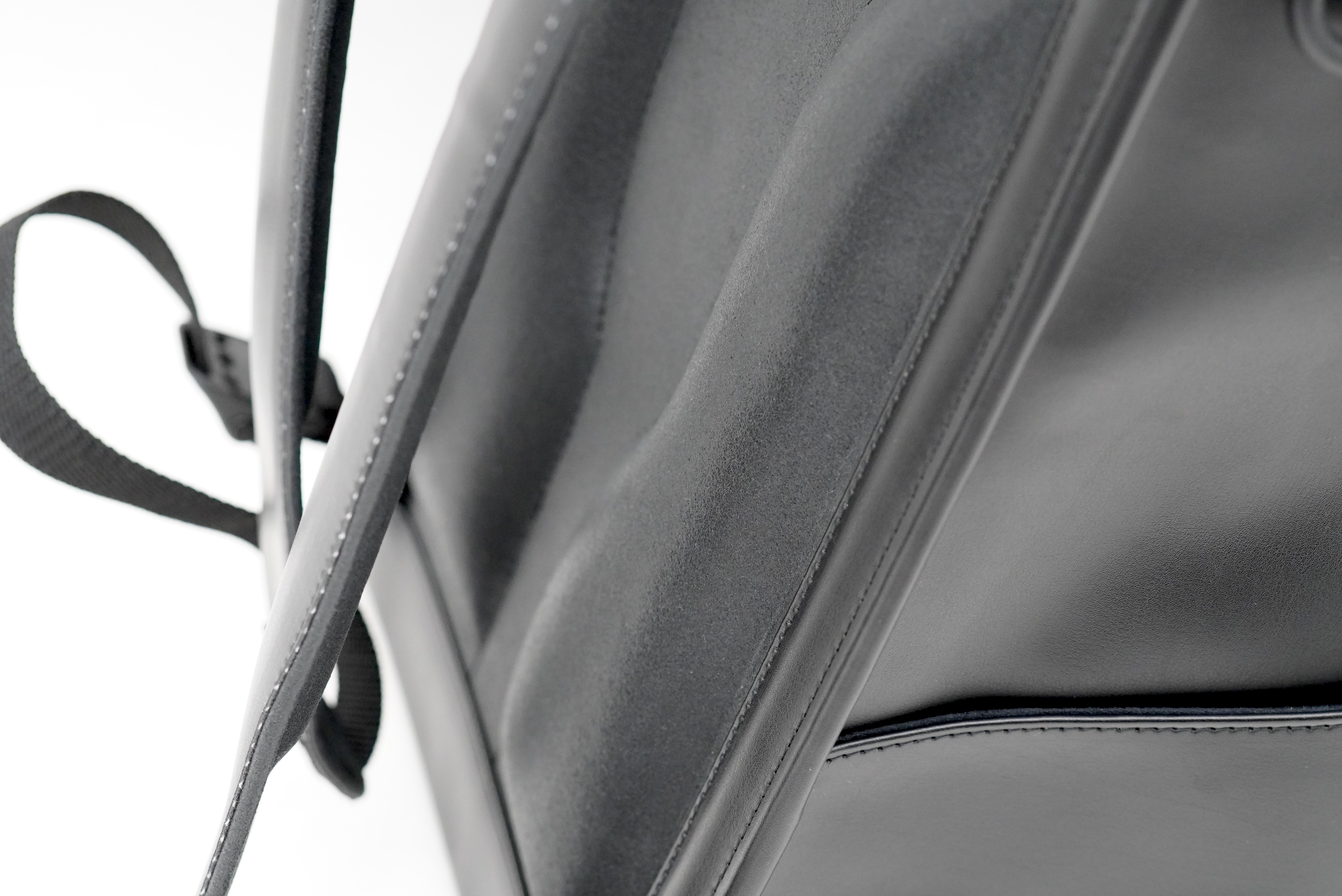 体に触れる部分にはスエード調の人工皮革