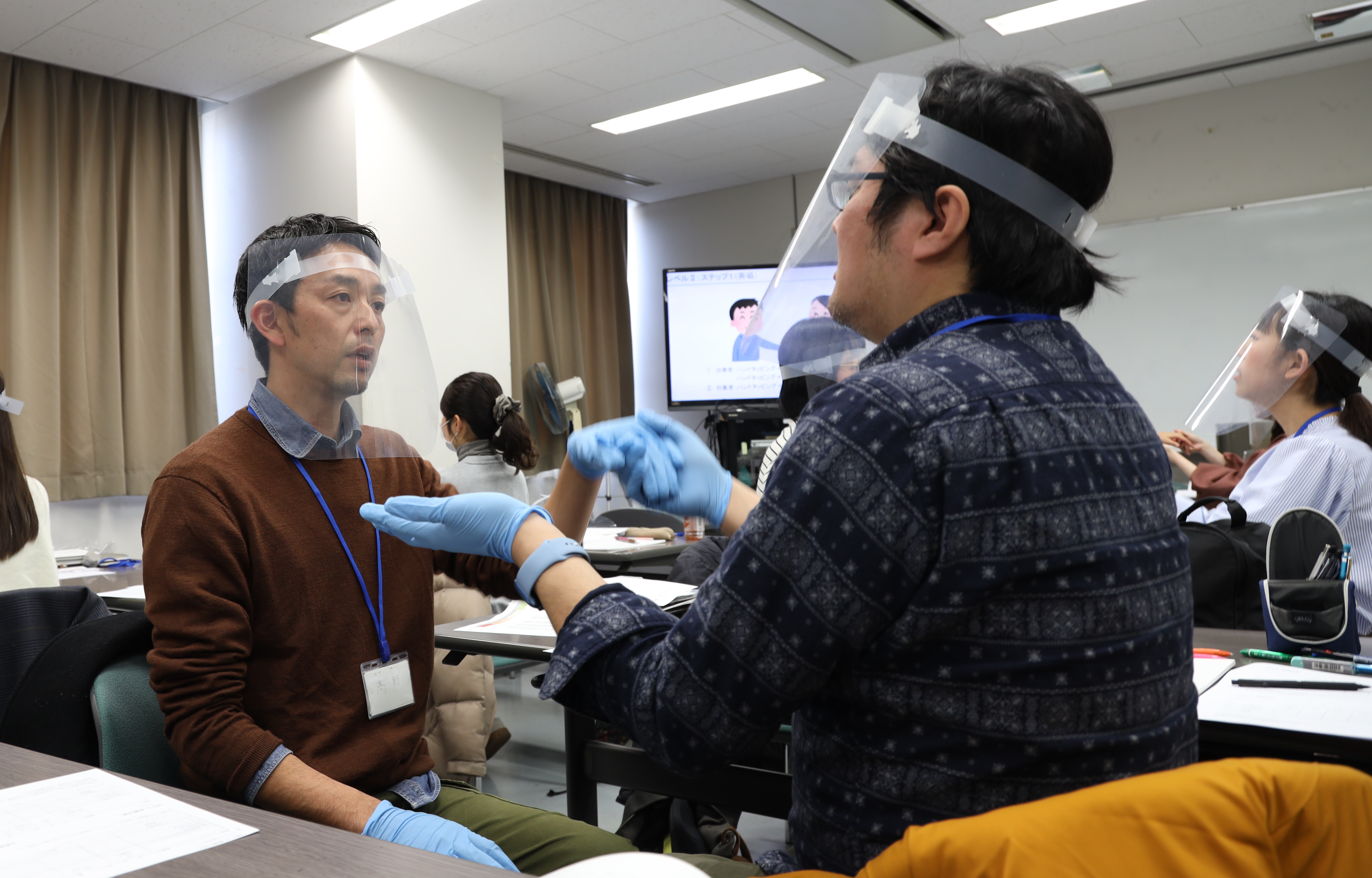 受講生が先生役と患者役のペアとなり行う実技演習の様子(※1)