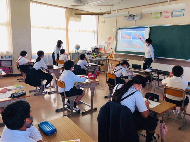 神原汽船の社員が常石グループの事業とタブレットの使い方を紹介
