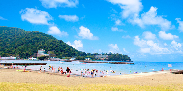 遠浅で波の穏やかな土肥海水浴場は水質の良さも魅力