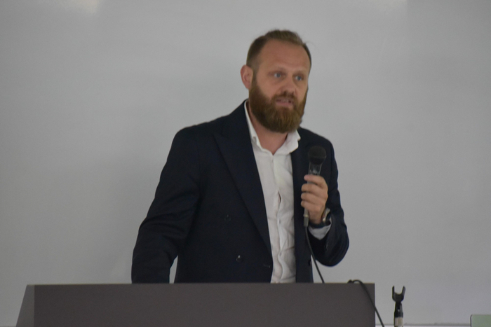 発表するキリンスカス准教授