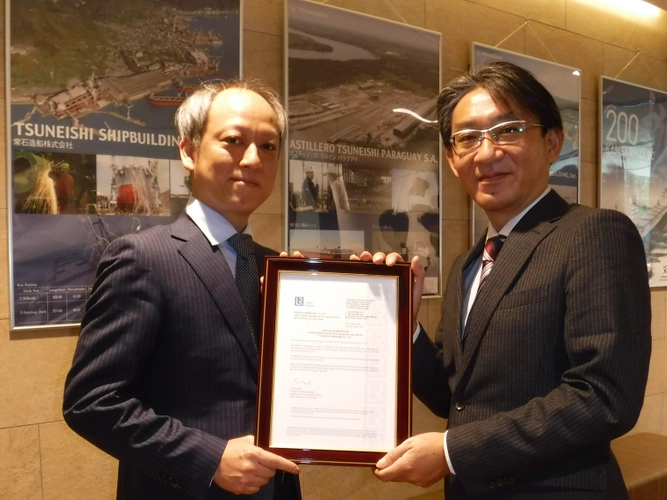 常石造船 造船営業部 部長 庄 圭一郎(右)とロイド船級協会 上席検査員 夏井 英雄様(左)