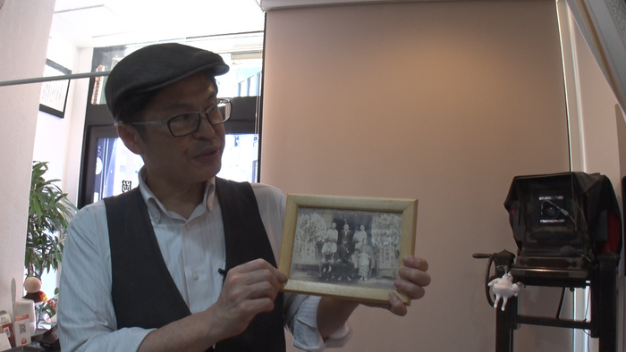 ガラス乾板撮影を行う創業96年の写真館に密着します