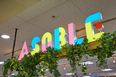 遊びの時間が地域への支援に　ASOBLE穂波店「チャリティクレーン」で飯塚市の小学校へテントを寄贈