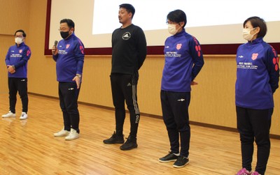 理大FCのスタッフ。(左から)秦監督、林恒宏・理大コーチ、森前健・附属高監督、久永啓・理大コーチ、大山香織・理大職員