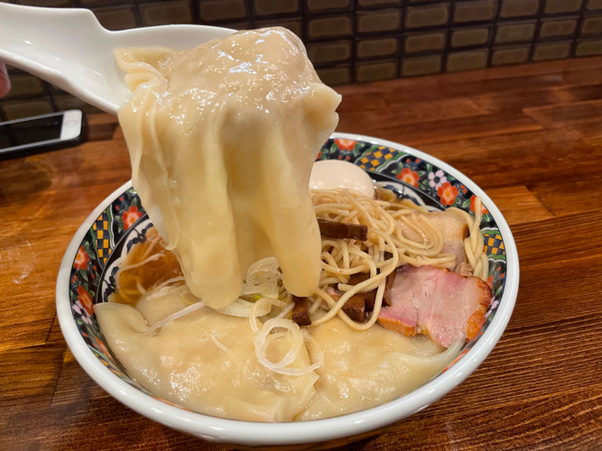 「破壊力満点のふわもちワンタン」　