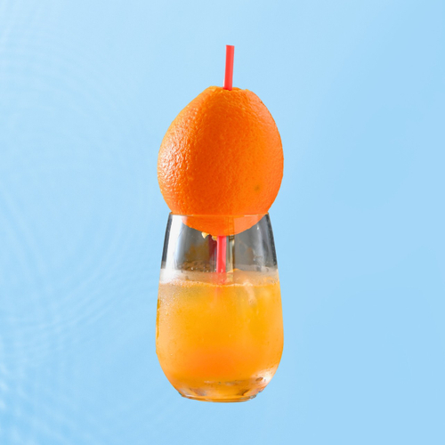 ウォッカとカジュッタオレンジが自然に溶け合い、シンプルながらも極上のフレッシュさと自然な風味を追求した贅沢な一杯