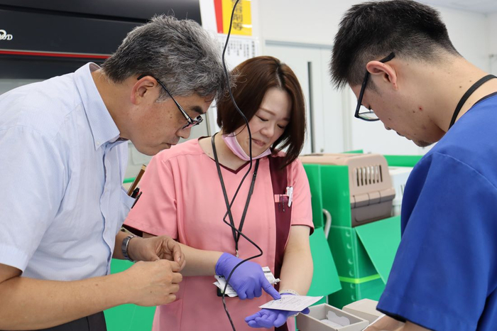 「まきよるOne」を使ったデバイスを相談する（左から）赤木教授、佐伯准教授、宮部真裕・獣医保健看護学科助教