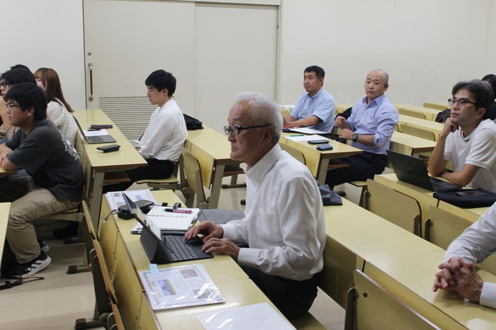 学生たちの報告に聞き入る宮下客員教授（中央）ら
