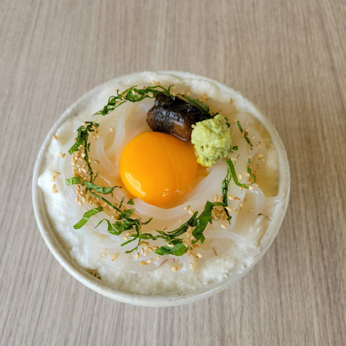 白イカねばりっこ黄身丼～しそ巻きらっきょう付き～