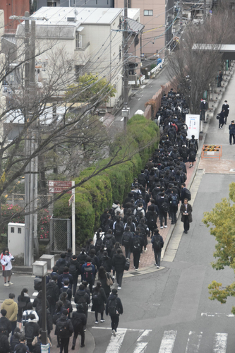天白キャンパスで帰途につく受験生たち