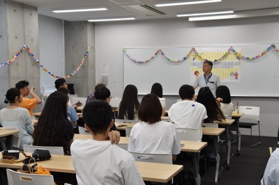 歓迎のあいさつを述べる稲葉教授