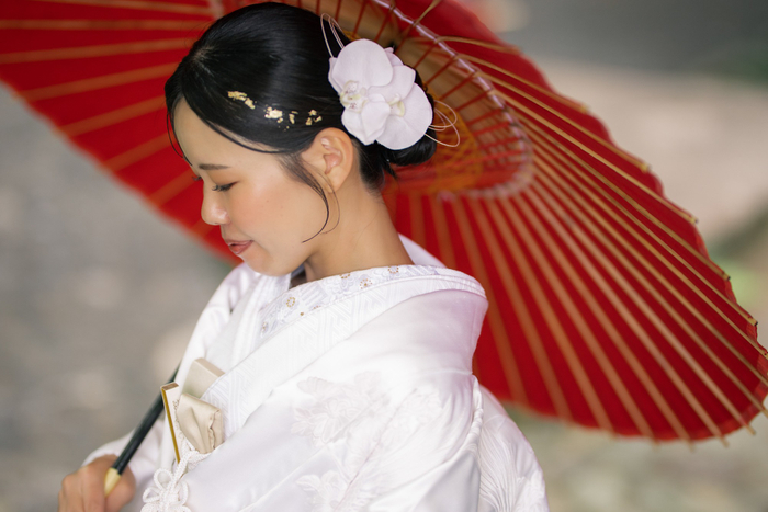 赤い番傘と白無垢姿の花嫁様のお写真