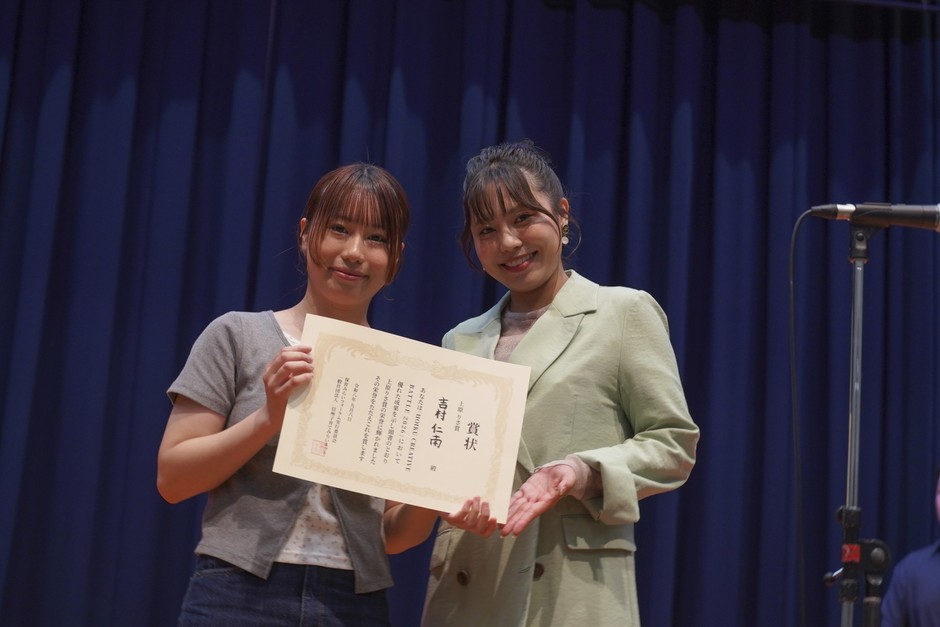 上原りさ賞を受賞した吉村 仁南さん（左）と、賞を選定した上原 りささん（右）。一人ひとりの子どもに合わせた関わりを大切にする姿勢が評価された。