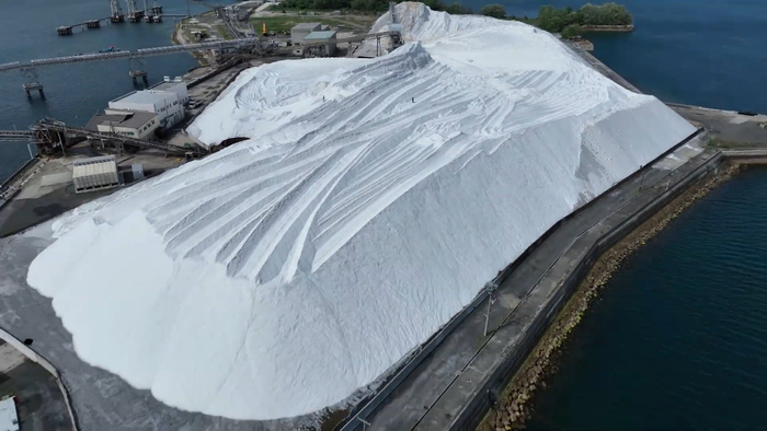 白い物体だらけの謎の島