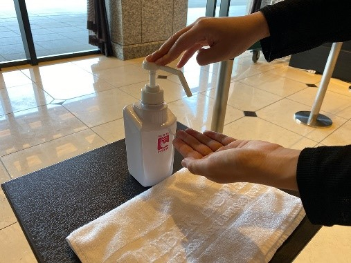 ホテル内各所に消毒液を設置しております