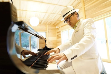 寝苦しい猛暑の夜も快適に！528hz作曲家・ピアニスト エイコン・ヒビノが公式YouTubeチャンネルを開設 今夜ライブ映像をプレミア公開！