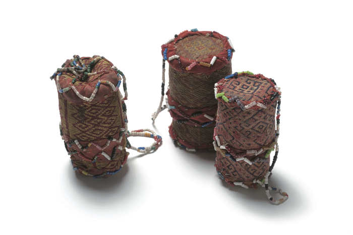 Photo.17 たばこ容器 ティモール島 左から 90&times;50／93&times;50／78&times;45mm　ロンタールヤシの葉・紡績糸・布・ビーズ／編み　1980年頃