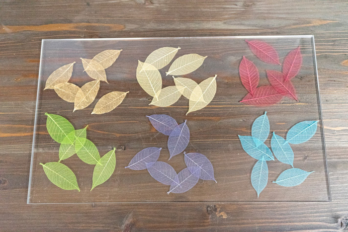 飛沫感染防止デザインアクリルパーテーションは、企業ブランドに併せて色味をお選びいただけます。