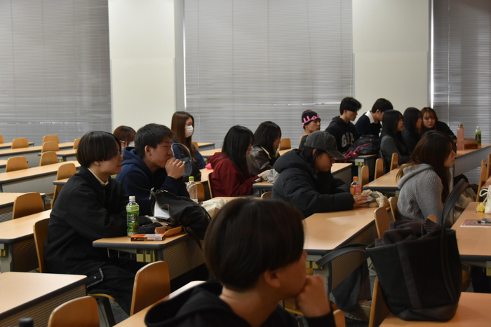 講義を聞く学生たち