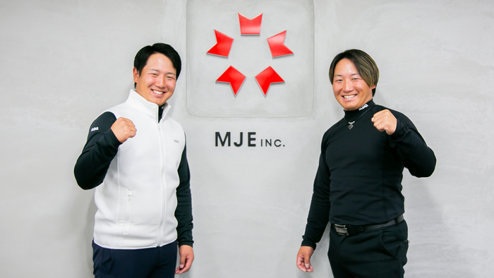 株式会社MJE本社にて(左から黒川逸輝選手、黒川航輝選手)