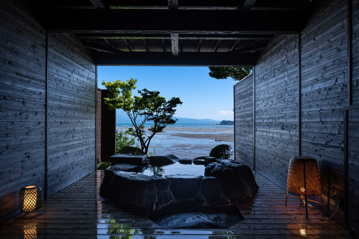 大きく張り出したデッキに浮かぶように作られた半露天風呂