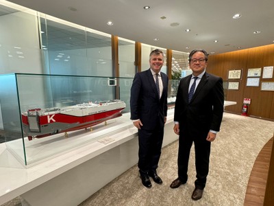 (左) インマルサット・マリタイム 社長 Ben Palmer (右) 川崎汽船(株) 代表取締役社長 明珍 幸一