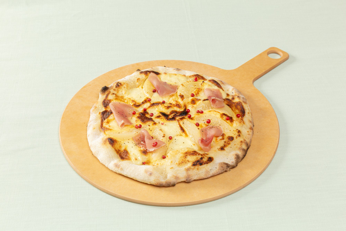 「桃と生ハムのデザートピザ」は焼きたてをご提供