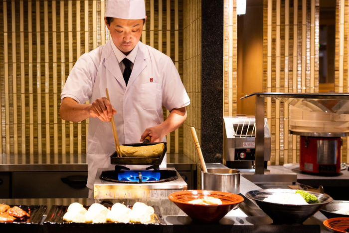 板さんが目の前で焼いてくれる出来立てアツアツの出汁巻き卵