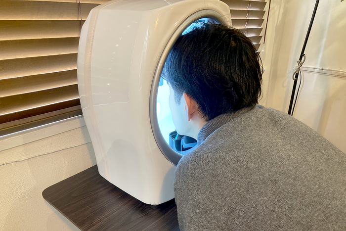 AWESOME(オーサム)_肌診断を受けている様子