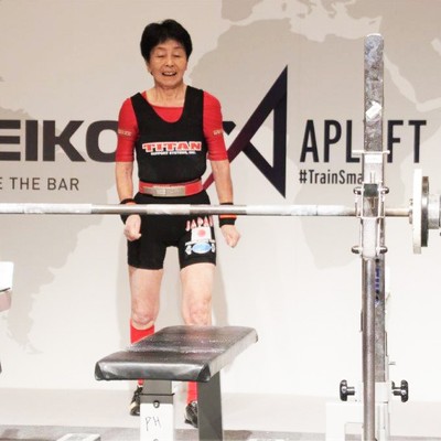 多くの人の声援を受けてベンチ台に向かう奥村さん 大きく深呼吸して笑顔で試技に臨む