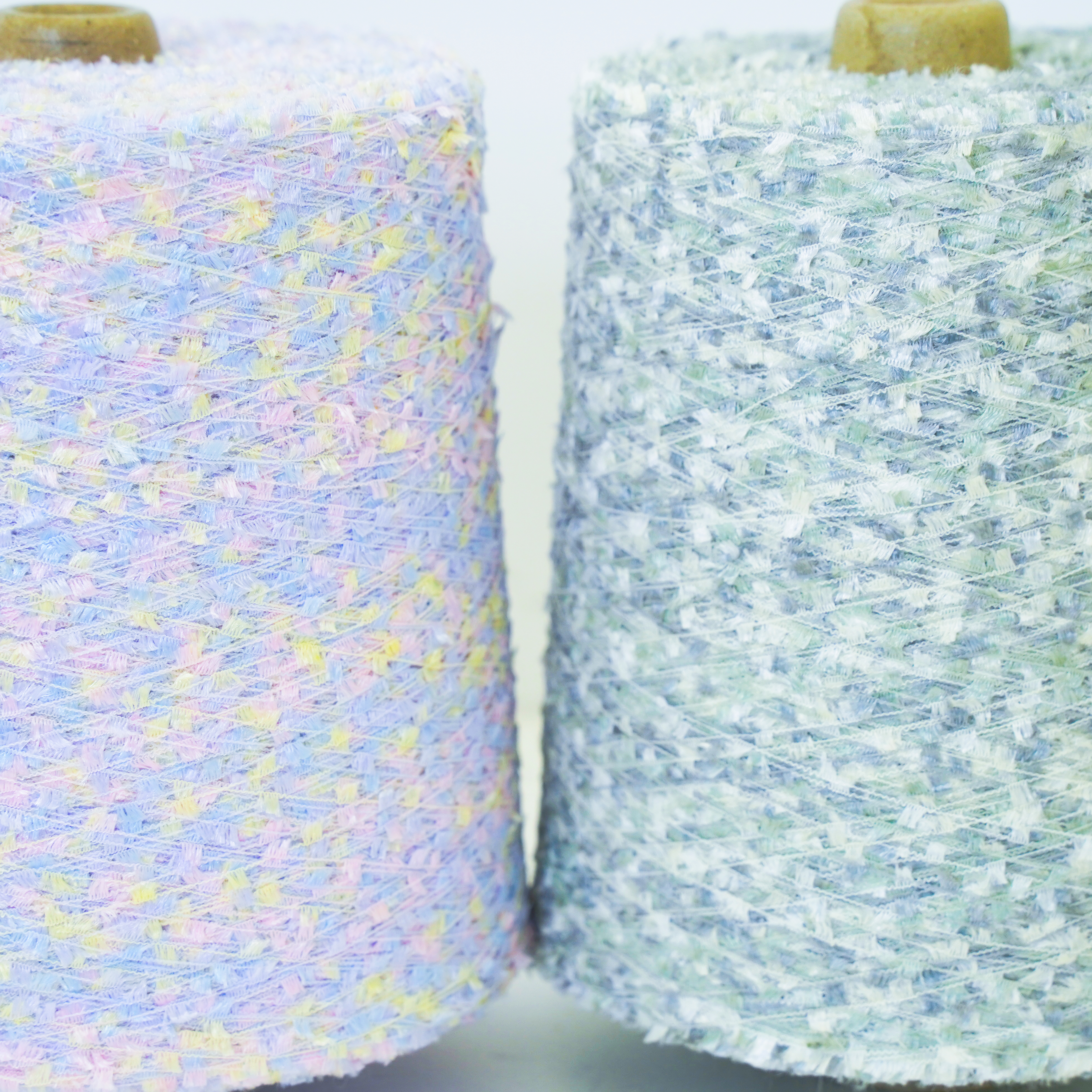 左が母の日をイメージしたカラー、右が父の日をイメージしたカラー。