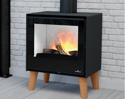 ARUS:木製脚と大きなガラスドア。サイズ:H707×W562×D435mm、薪の長さ:47cm、定格出力9.5kW