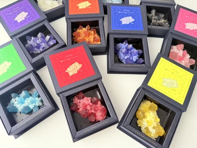 “推し色”で楽しむ宝石菓子。全10色展開の琥珀糖ボックスが登場！2025年8月8日(金)より期間限定予約開始